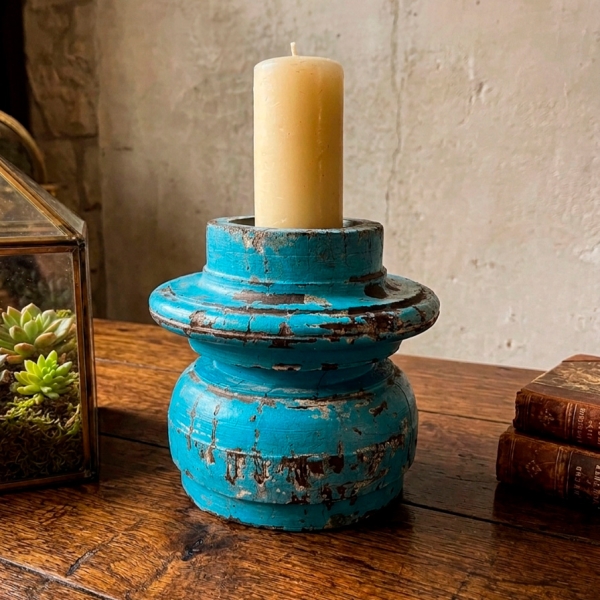 Candelabro de madera torneada de India con acabado azul envejecido